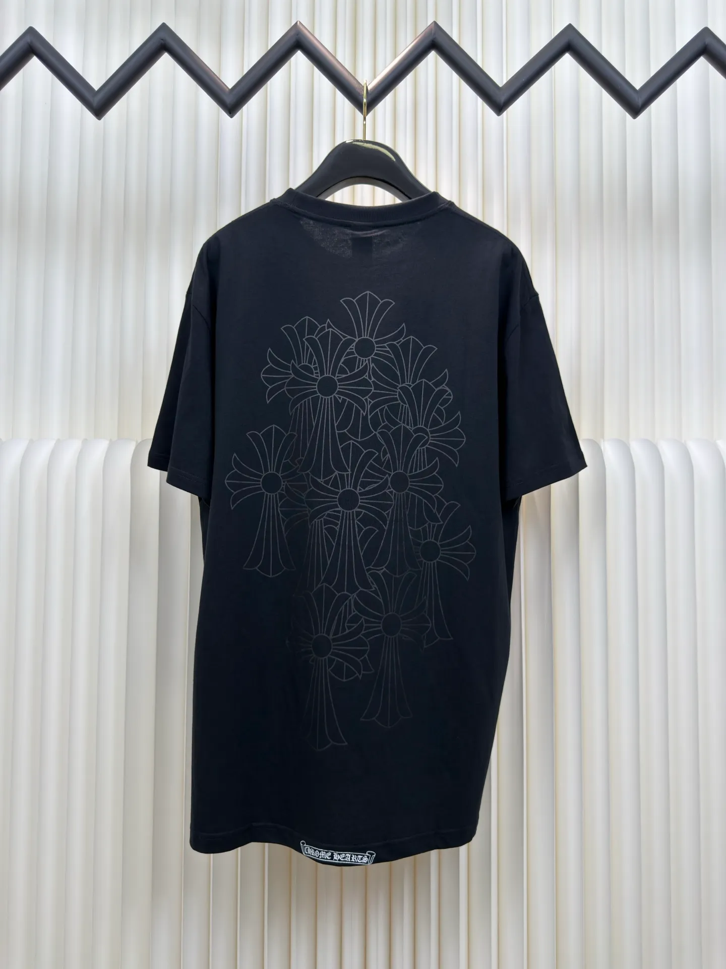 P240 Chrome Hearts/Vine Sword Phantom Cross Short Sleeves Authentic Open Edition - Physical Counter - Top Luxury Quality 🆚 Instant sale of all editions on the market Fabric is made of 26 weave 200g cotton material Printing is done with hand glue printing Customized accessories Size S M L